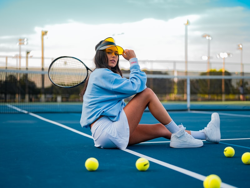 网球运动员在红土场上奋力挥拍击球